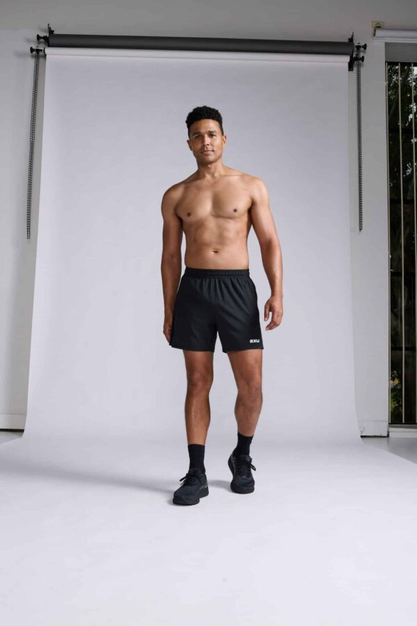 MR7382b_BLK-WHT_01 2XU Motion 5 inch Stuttbuxur, Karla - Image 4