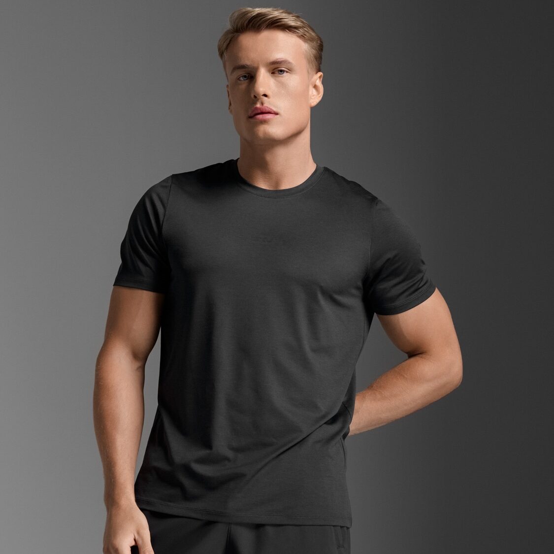 MR7391a_BLK-BLK_2 2XU OL Motion Soft Jersey Tee, karla (bara S) - Image 1