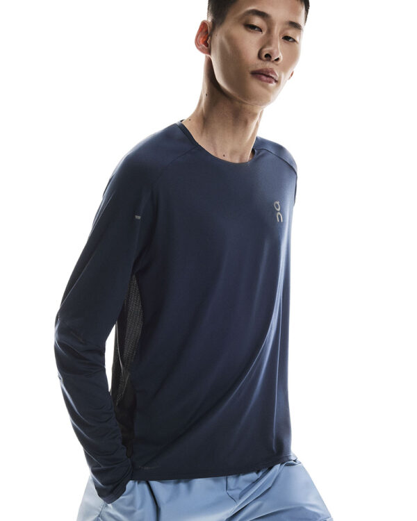 1ME10240516-performance_long-t-ss25-navy_black-m-4x5-tr-g3 On Performance Long-T, langermabolur karla - Image 6