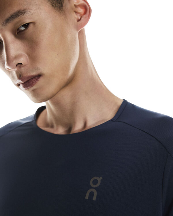 1ME10240516-performance_long-t-ss25-navy_black-m-4x5-tr-g4 On Performance Long-T, langermabolur karla - Image 5