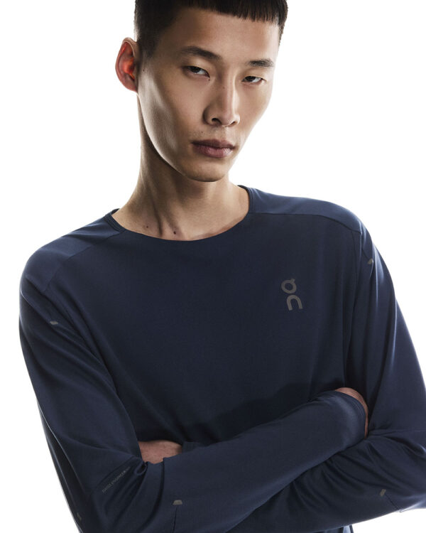 1ME10240516-performance_long-t-ss25-navy_black-m-4x5-tr-g6 On Performance Long-T, langermabolur karla - Image 3
