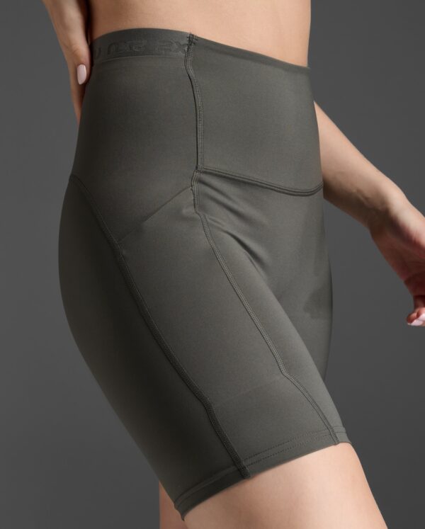 2XU Form Stash Hi-Rise Bike Short, stuttbuxur kvenna - Image 3