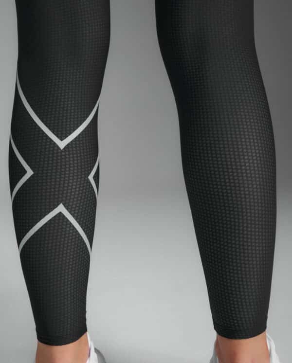 WA7378b_BLK-SRF_6-1 2XU Aero Mesh Hi-Rise Comp Tights, kvenna - Image 14