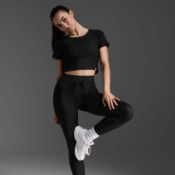 WR7413a_BLK-WHT_10 WR7413a 2XU Fluid Modal Rib Crop Tee bolur - Image 2