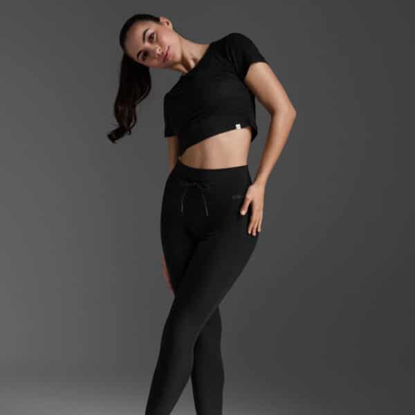 WR7413a_BLK-WHT_5 WR7413a 2XU Fluid Modal Rib Crop Tee bolur - Image 5
