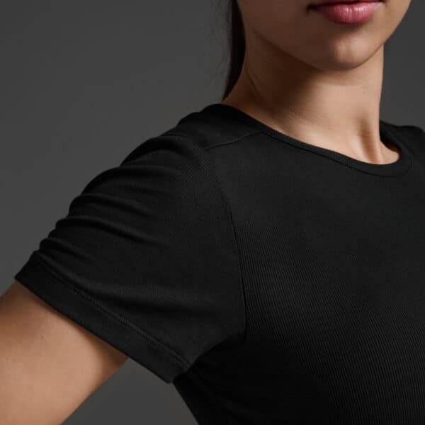 WR7413a_BLK-WHT_8 WR7413a 2XU Fluid Modal Rib Crop Tee bolur - Image 4