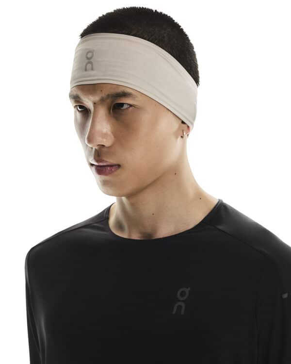 2UE30483888-core_headband-fw25-truffle-u-4x5-tr-g1 On Core Headband, eyrnaband - Image 4