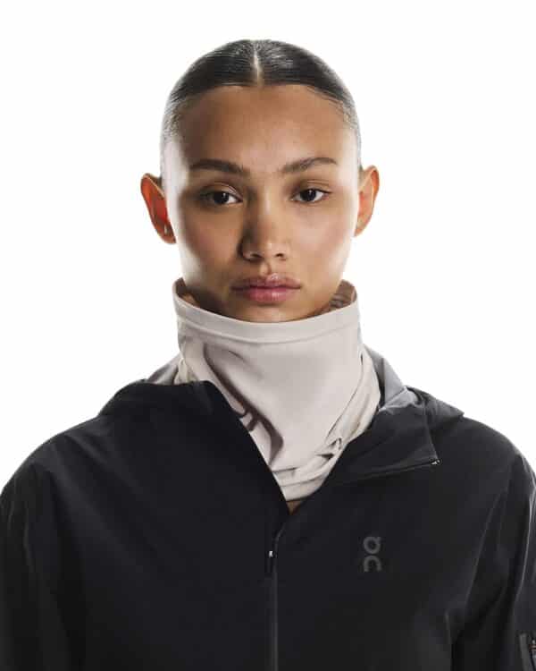 2UE30023888-core_neck_gaiter-fw25-truffle-u-4x5-tr-g1 On Core Neck Gaiter, hálskragi - Image 4