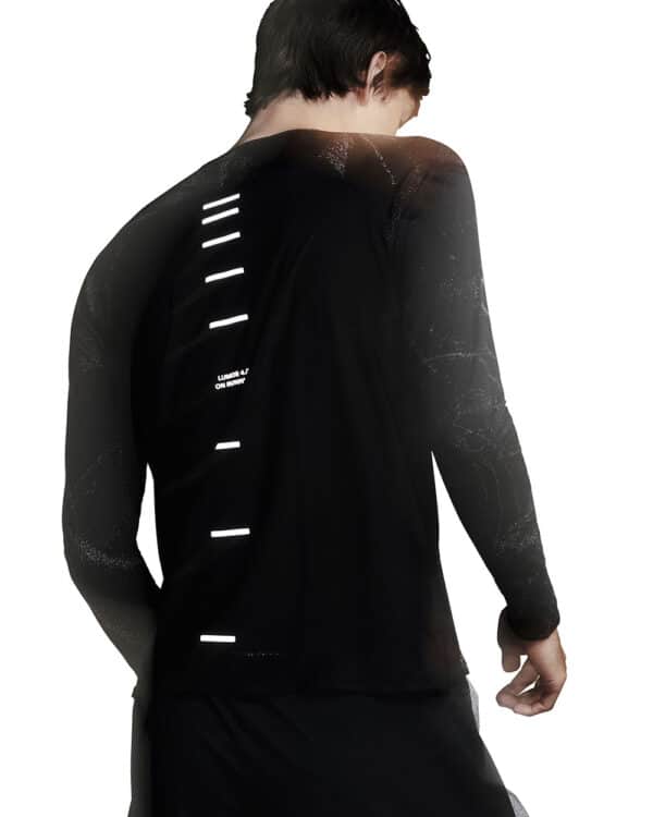 On Performance Long-T Lumos, langermabolur karla - Image 3