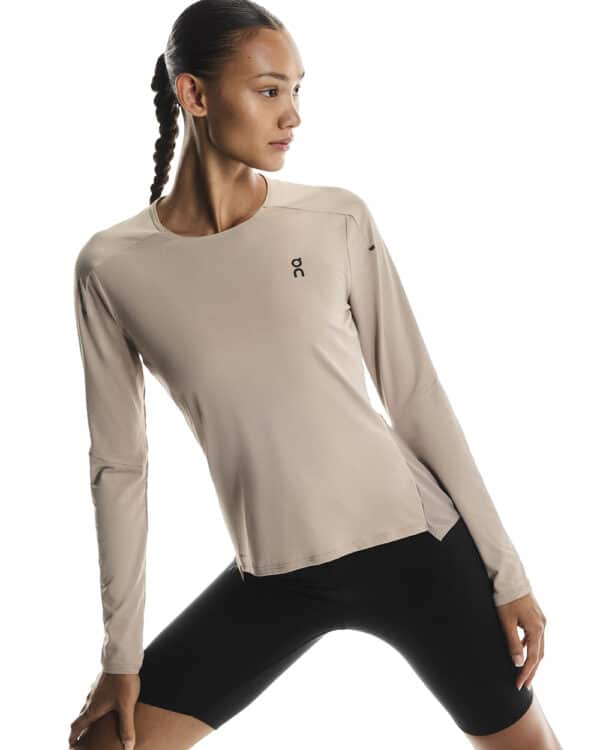 1WE10323153-performance_long_t-fw25-desert_cinder-w-4x5-tr-g3 On Performance Long-T, langermabolur kvenna - Image 4