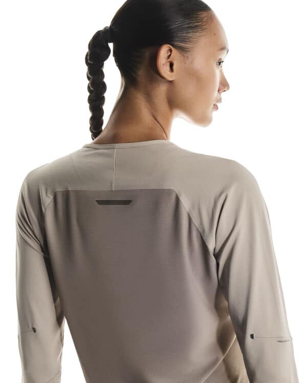 1WE10323153-performance_long_t-fw25-desert_cinder-w-4x5-tr-g4 On Performance Long-T, langermabolur kvenna - Image 3