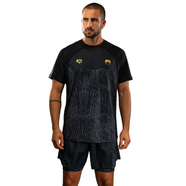 VEN05996 Venum x Chimaev Dry Tech Venum x Chimaev Dry Tech, stuttermabolur - Image 1