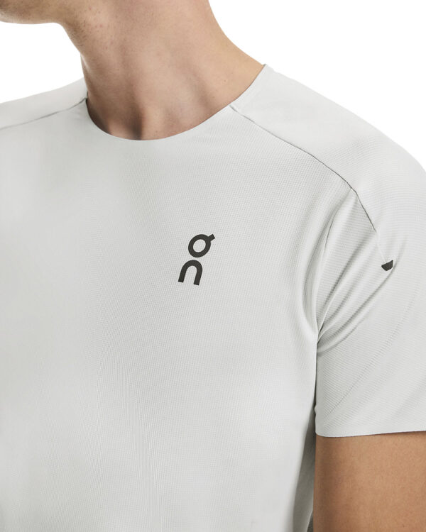 On Performance-T, stuttermabolur karla - Image 4