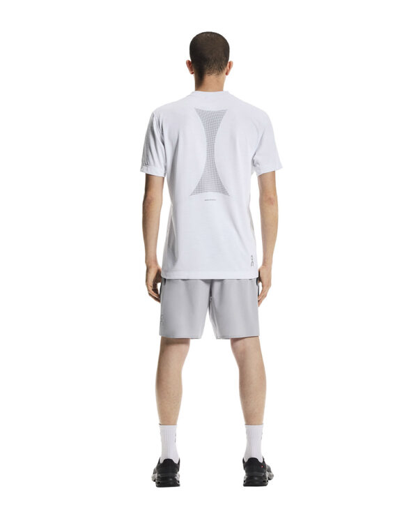 On Train-T Graphic2, stuttermabolur karla - Image 3