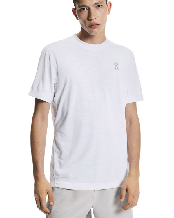 On Train-T Graphic2, stuttermabolur karla - Image 4