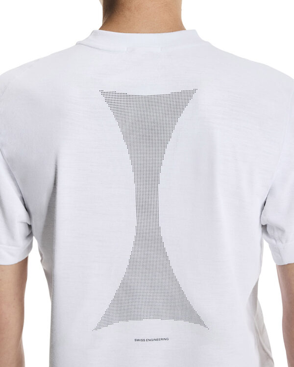 On Train-T Graphic2, stuttermabolur karla - Image 5